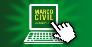 Sobre um fundo verde, há o desenho de um computador. No monitor do aparelho, os dizeres Marco Civil da Internet. Diante do computador, tocando a tela, um ícone em forma de mão, como uma luva branca, com o indicador em riste.